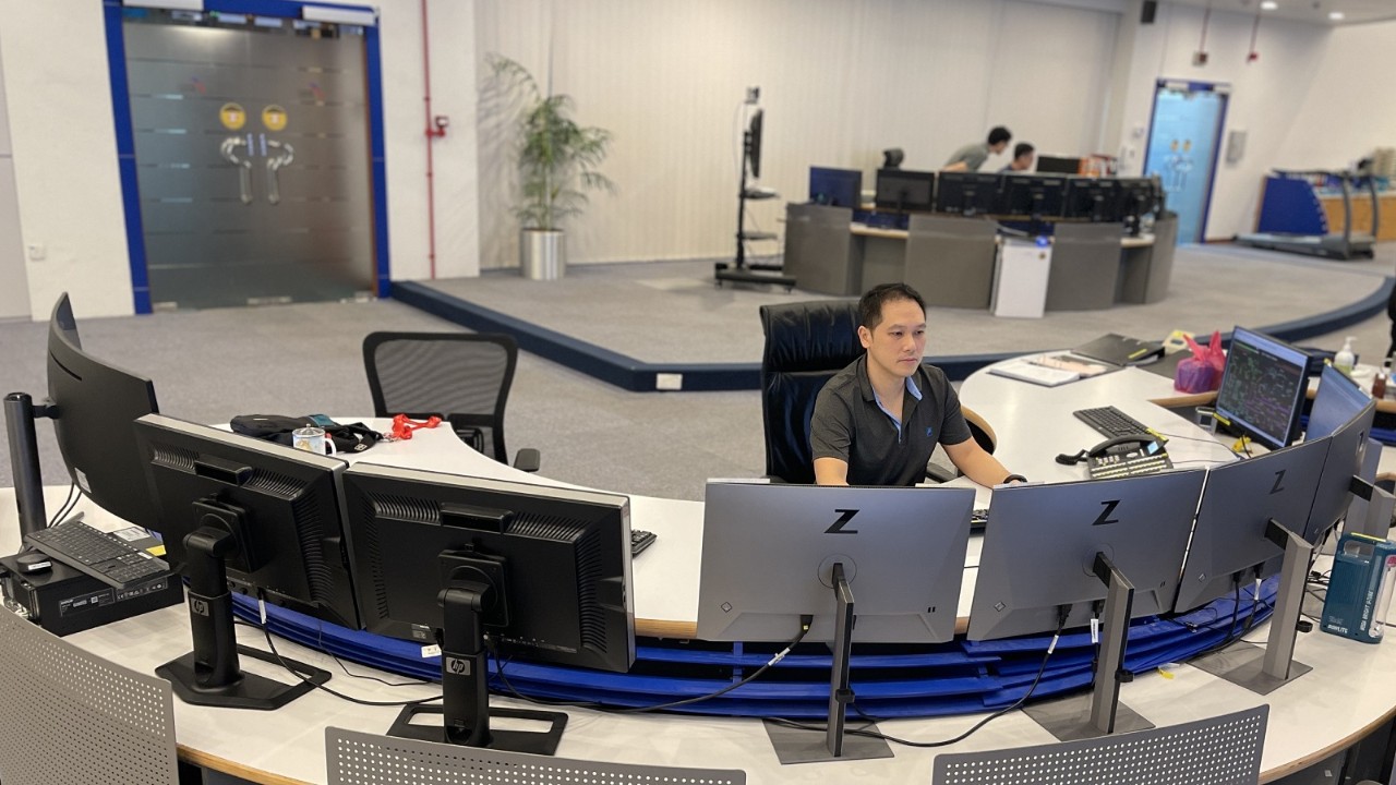 Photo of Mr Lee Chun Hong at the Power System Control Centre