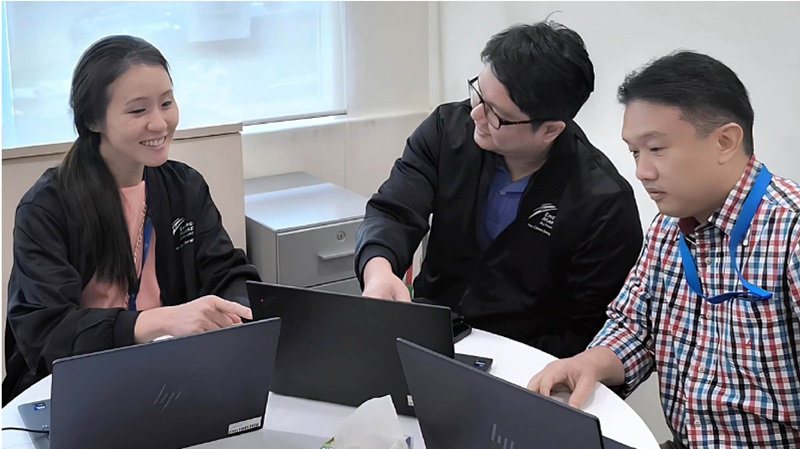 Qian Wei in a team discussion