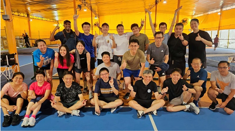 Qian Wei with her team mates