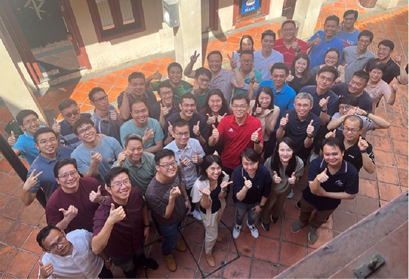 Photo of Tok Yun Kai and colleagues at a teambuilding event