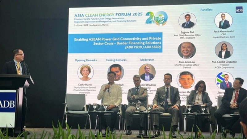 Photo of Eugene Toh Eugene speaking at the Asia Clean Energy Forum 2025 on “Enabling ASEAN Power Grid Connectivity and Private Sector Cross-Border Financing"
