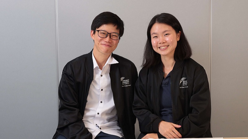 Photo of Shini Foo and Rebecca Lee from EMA's Energy Technologies Department